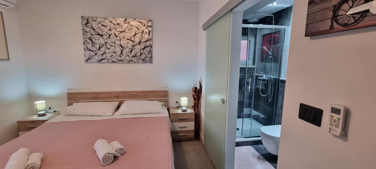 Luxurious Three Bedrooms Apartment With Two Terraces Kastela Exterior photo